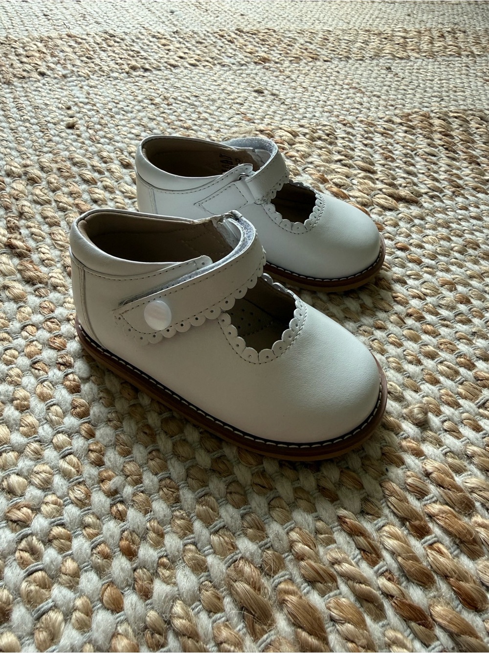 Elephantito White Mary Jane Toddler Shoes with Scallop Trim -Size 6